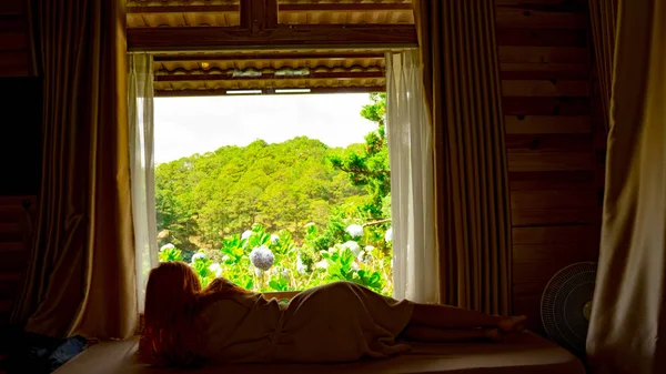 Una Joven Mira Por Ventana Una Hermosa Zona Montañosa — Foto de Stock