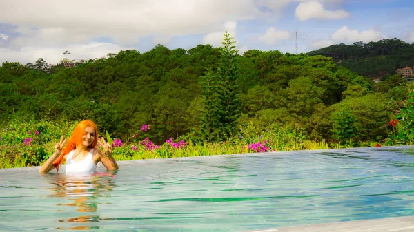 Una Joven Piscina Admira Una Hermosa Vista Las Tierras Altas — Foto de Stock