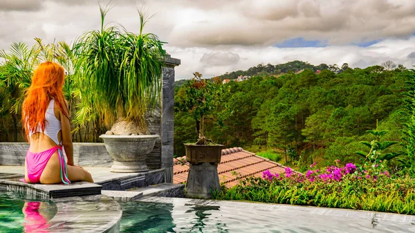 Una Joven Piscina Admira Una Hermosa Vista Las Tierras Altas — Foto de Stock