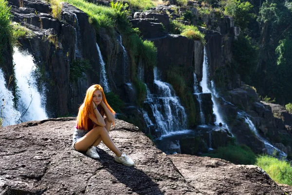 Hermosa Chica Pelo Rojo Joven Sentada Cerca Una Cascada Increíble — Foto de Stock