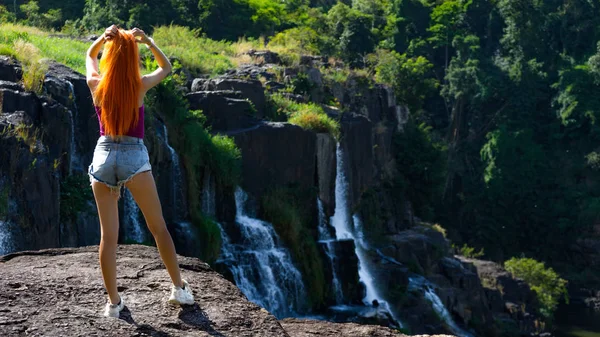 Menina Bonita Cabelo Vermelho Jovem Ficar Perto Cachoeira Incrível Lat — Fotografia de Stock