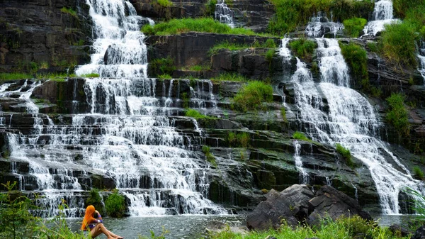 Menina Bonita Cabelo Vermelho Jovem Sentado Perto Cachoeira Incrível Lat — Fotografia de Stock