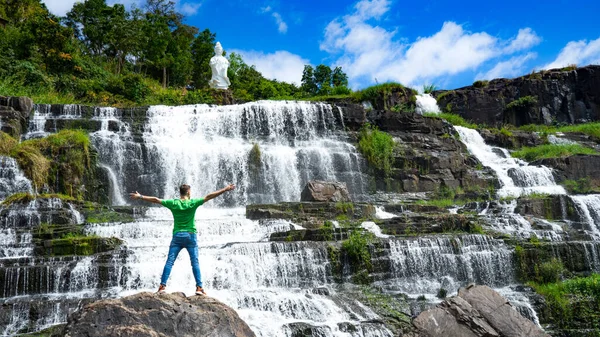 Homens Jovens Que Ficam Perto Cachoeira Incrível Lat Cidade Vietnam — Fotografia de Stock