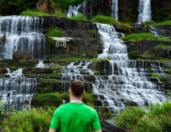 Homem Viajante Controlando Drone Perto Grande Cachoeira Lat Piloto Drones — Fotografia de Stock