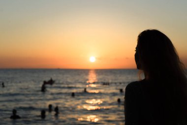 Phu Quoc adasındaki güzel deniz batımı manzarası siluetleri ve salıncaklarla 