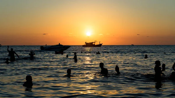 Belo Pôr Sol Praia Com Pessoas Silhuetas Ilha Phu Quoc — Fotografia de Stock