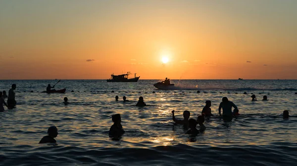 Phu Quoc adasında insanların siluetleriyle sahilde güzel bir gün batımı..