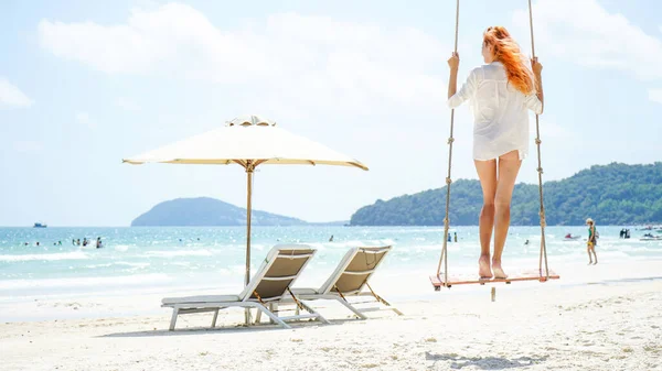 Mulher Cabelos Vermelhos Longos Sentada Balanço Praia Tropical Bai Sao — Fotografia de Stock