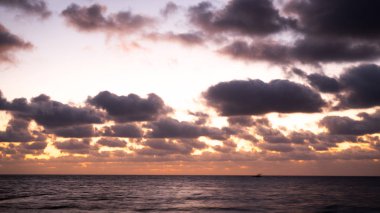 Tropik plaj günbatımında mor bulutlar ve turuncu gökyüzü Phu quoc adasında, Vietnam.