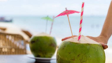 Tropikal sahilde iki yeşil hindistan cevizi. Balayı konsepti.