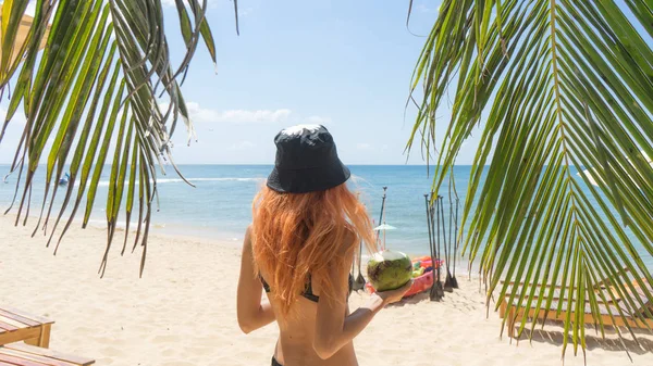 Estilo Vacaciones Verano Con Hermosa Chica Pelo Rojo Delgado Bikini — Foto de Stock