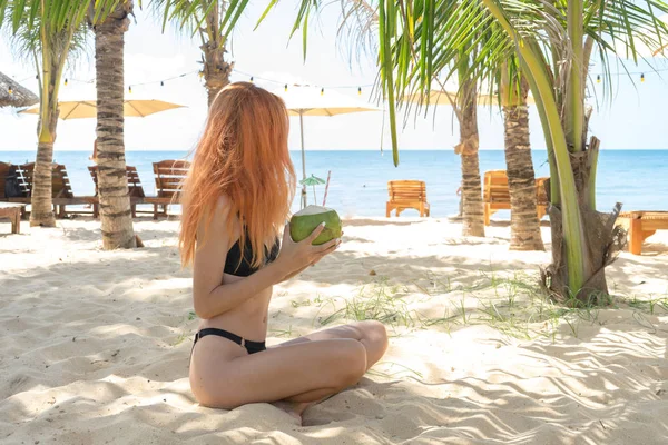 Estilo Férias Verão Com Bela Menina Cabelos Vermelhos Finos Biquíni — Fotografia de Stock