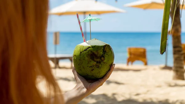Cestování Letní Dovolená Dívkou Holdes Zelené Čerstvé Kokosy Tropické Pláži — Stock fotografie