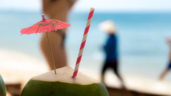Viaje Férias Verão Com Menina Mantém Cocos Frescos Verdes Praia — Fotografia de Stock
