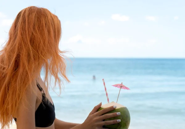 Estilo Vacaciones Verano Con Hermosa Chica Pelo Rojo Delgado Bikini —  Fotos de Stock