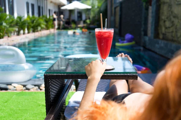 Estilo Férias Verão Ruivo Bela Mulher Segurando Suco Melancia Perto — Fotografia de Stock