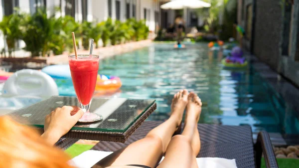 Estilo Férias Verão Ruivo Bela Mulher Segurando Suco Melancia Perto — Fotografia de Stock