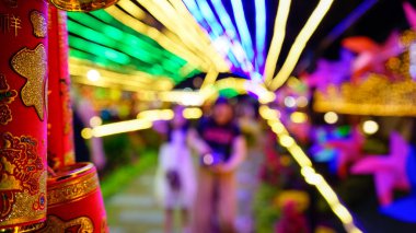 Parktaki bulanık gece ışıkları, Ay Yeni Yıl Festivali 'nin soyut görüntüsü. Noel ışığı arka planı, parti kutlama konsepti.