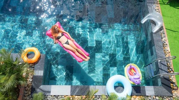Vista Superior Menina Magro Cabelos Vermelhos Biquíni Nadando Piscina Deitado — Fotografia de Stock