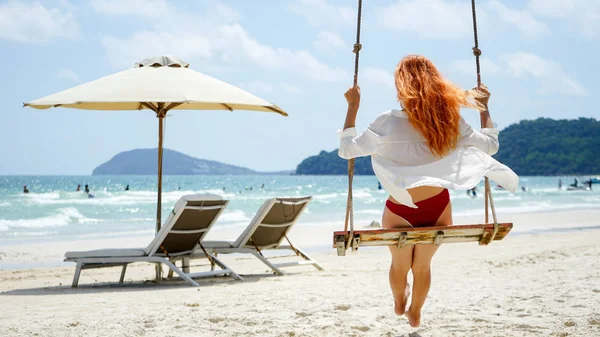 Praia Férias Verão Estilo Palmeira Trópica Retrato Menina Bonita Praia — Fotografia de Stock