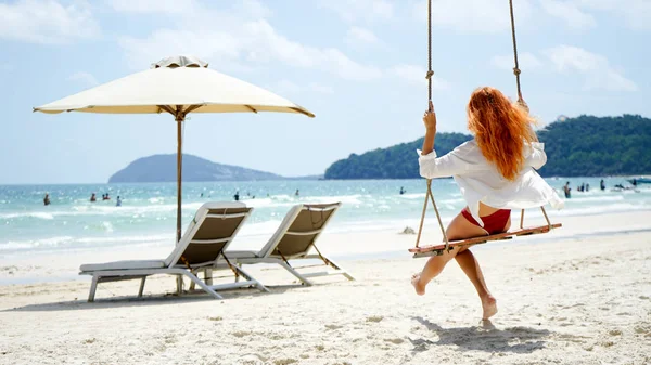 Praia Férias Verão Estilo Palmeira Trópica Retrato Menina Bonita Praia — Fotografia de Stock