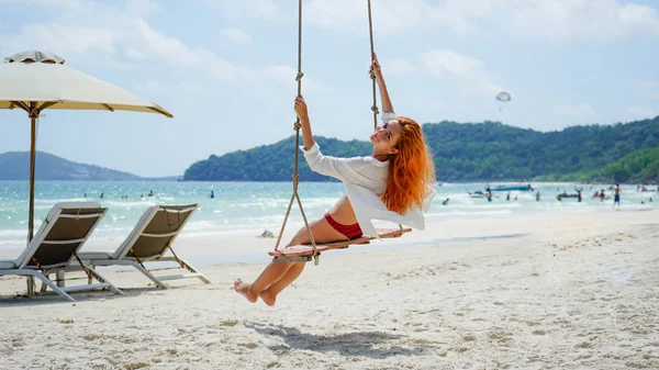 Praia Férias Verão Estilo Palmeira Trópica Retrato Menina Bonita Praia — Fotografia de Stock