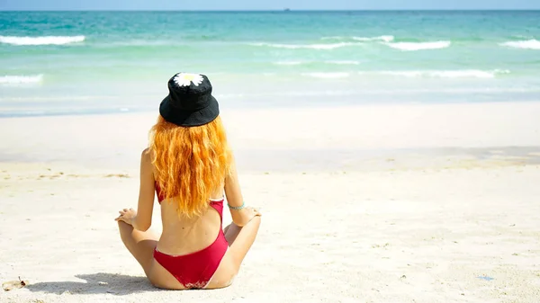 Длинноволосая Девушка Сидит Пляже Белым Песком Смотрит Спокойный Океан Туристическая — стоковое фото