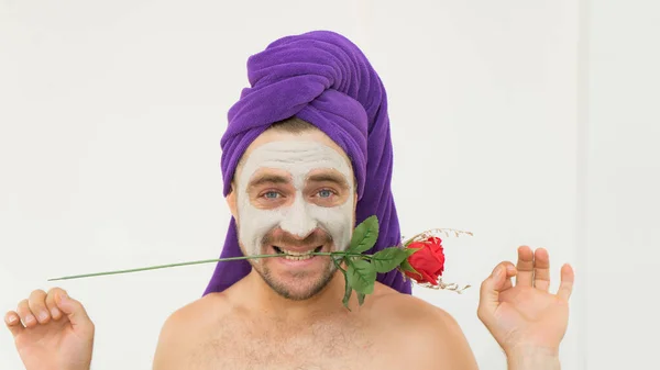 Homem Engraçado Bonito Emocional Segurando Rosa Seus Dentes Usando Touca — Fotografia de Stock