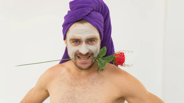 Homem Engraçado Bonito Emocional Segurando Rosa Seus Dentes Usando Touca — Fotografia de Stock