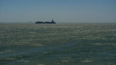 Gemi sakin denizde tek başına yüzüyor..