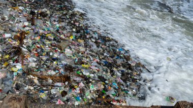 Sahilde ve denizde çok fazla çöp var. Vietnam sahilinde çöp. Plaj kirliliği konsepti..
