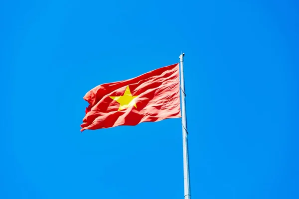 Vietnam Parlak Kırmızı Bayrağı Mavi Renkli Arka Planda Dalgalanıyor Vietnam — Stok fotoğraf