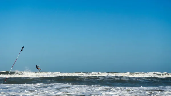 Kitessurfer Vliegen Onder Zee Een Persoon Surfen Parachutespringen Hetzelfde Moment — Stockfoto