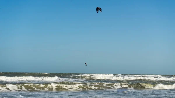 Kitessurfer Vliegen Onder Zee Een Persoon Surfen Parachutespringen Hetzelfde Moment — Stockfoto