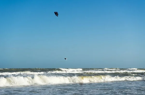 Kitessurfer Vliegen Onder Zee Een Persoon Surfen Parachutespringen Hetzelfde Moment — Stockfoto