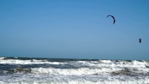 Video Kitessurfer Volando Bajo Mar Una Persona Surfeando Paracaidismo Mismo — Vídeos de Stock