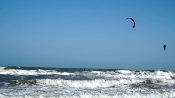 Video Kitessurfer Létání Pod Mořem Osoba Surfování Parašutismus Stejnou Dobu — Stock video