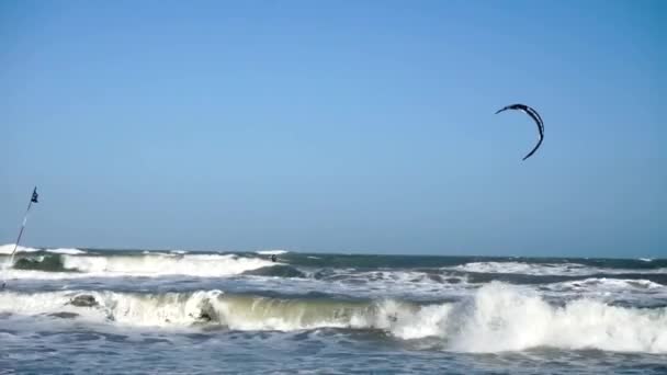 Видео Полета Кайтсерфера Водой Человек Одновременно Занимается Серфингом Прыгает Парашютом — стоковое видео