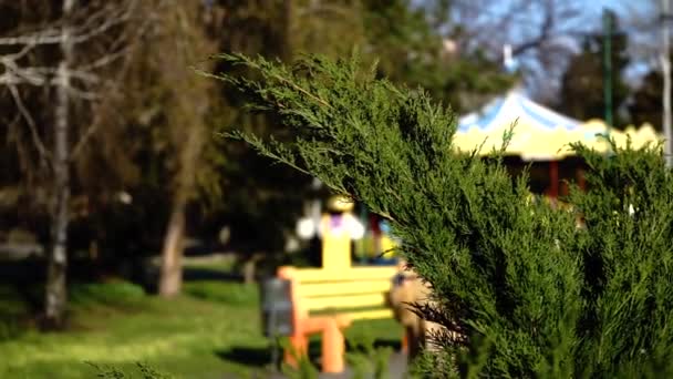 Roodharig Meisje Met Een Spuiten Masker Door Epidemie Het Park — Stockvideo