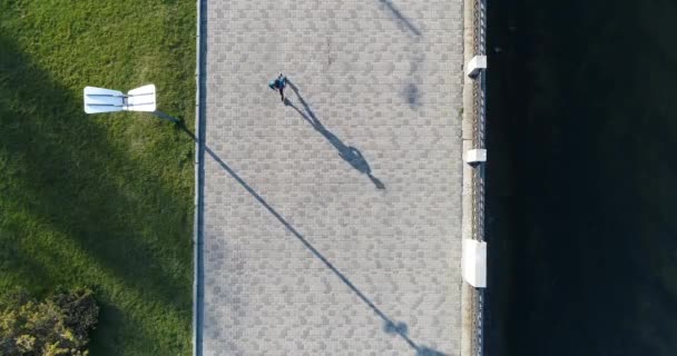 Aerial Top Zicht Van Mensen Lopen Het Voorjaar Park Empty — Stockvideo