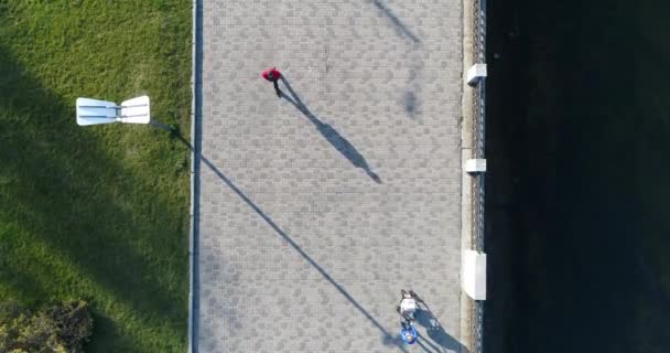 4K从空中俯瞰人们在春天的公园里散步的景象 空旷的街道与高层隔离 — 图库视频影像