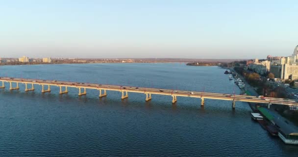 Vista Aérea Del Dron Del Puente Largo Que Cruza Río — Vídeo de stock