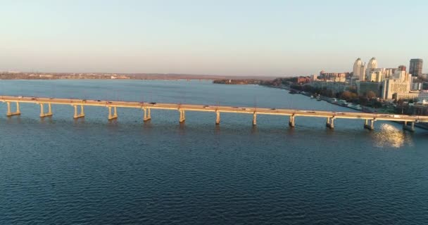 Vista Aérea Del Dron Del Puente Largo Que Cruza Río — Vídeo de stock