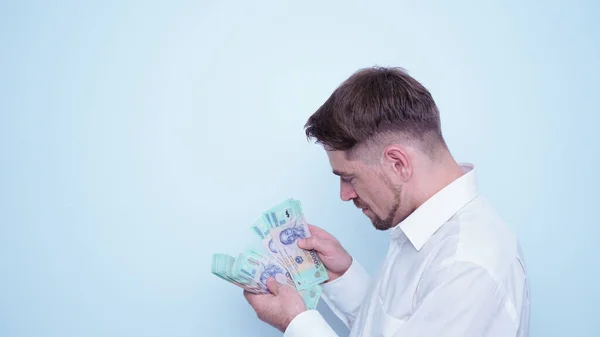 Emotionele Grappige Man Wit Shirt Tellen Vietnamees Geld Portret Van — Stockfoto