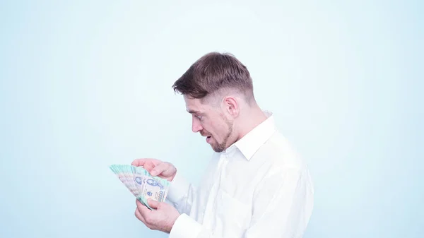 Emotionele Grappige Man Wit Shirt Tellen Vietnamees Geld Portret Van — Stockfoto