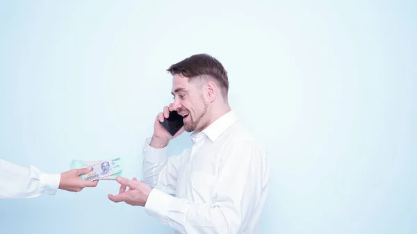 Przystojny Młody Biznesmen Dostaje Pieniądze Szefa Rozmawiając Przez Telefon Mężczyzna — Zdjęcie stockowe