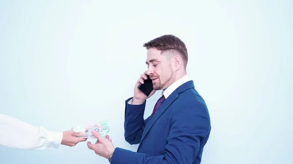 Przystojny Młody Biznesmen Dostaje Pieniądze Szefa Rozmawiając Przez Telefon Mężczyzna — Zdjęcie stockowe