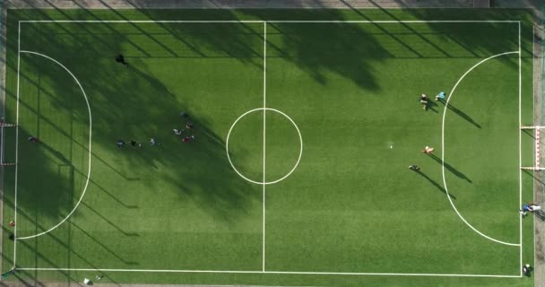 Vista Aérea Del Fútbol Verde Campo Fútbol Con Adolescentes Jugando — Vídeos de Stock