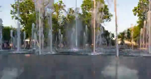 Hiperugrás Gyönyörű Fényes Színes Szökőkút Permetező Víz Napfényes Park Éjszaka — Stock videók