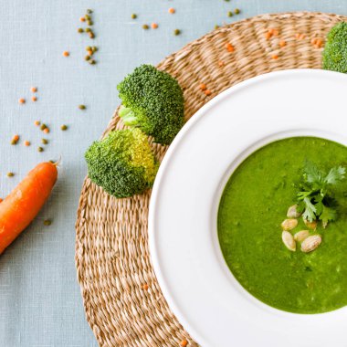 bir tabak içinde brokoli çorbası